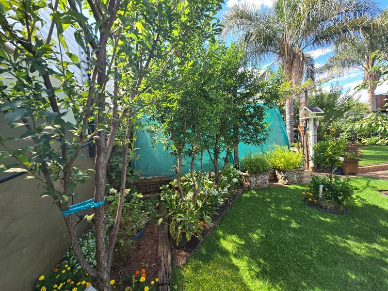 An Impressive Freestanding Residence Offering Refined Living, Poolside Luxury and Energy Efficiency - Photo 9