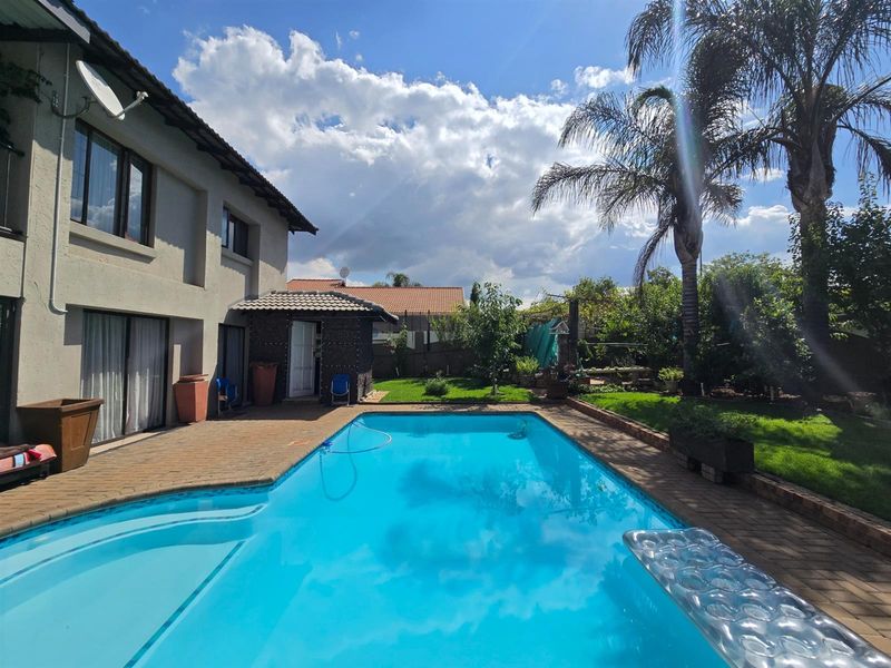 An Impressive Freestanding Residence Offering Refined Living, Poolside Luxury and Energy Efficiency - Photo 10