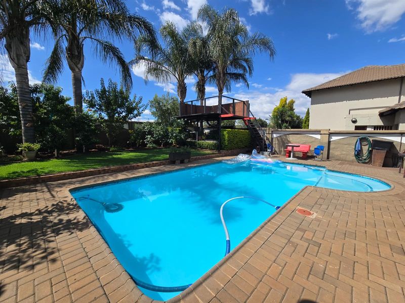 An Impressive Freestanding Residence Offering Refined Living, Poolside Luxury and Energy Efficiency - Photo 5