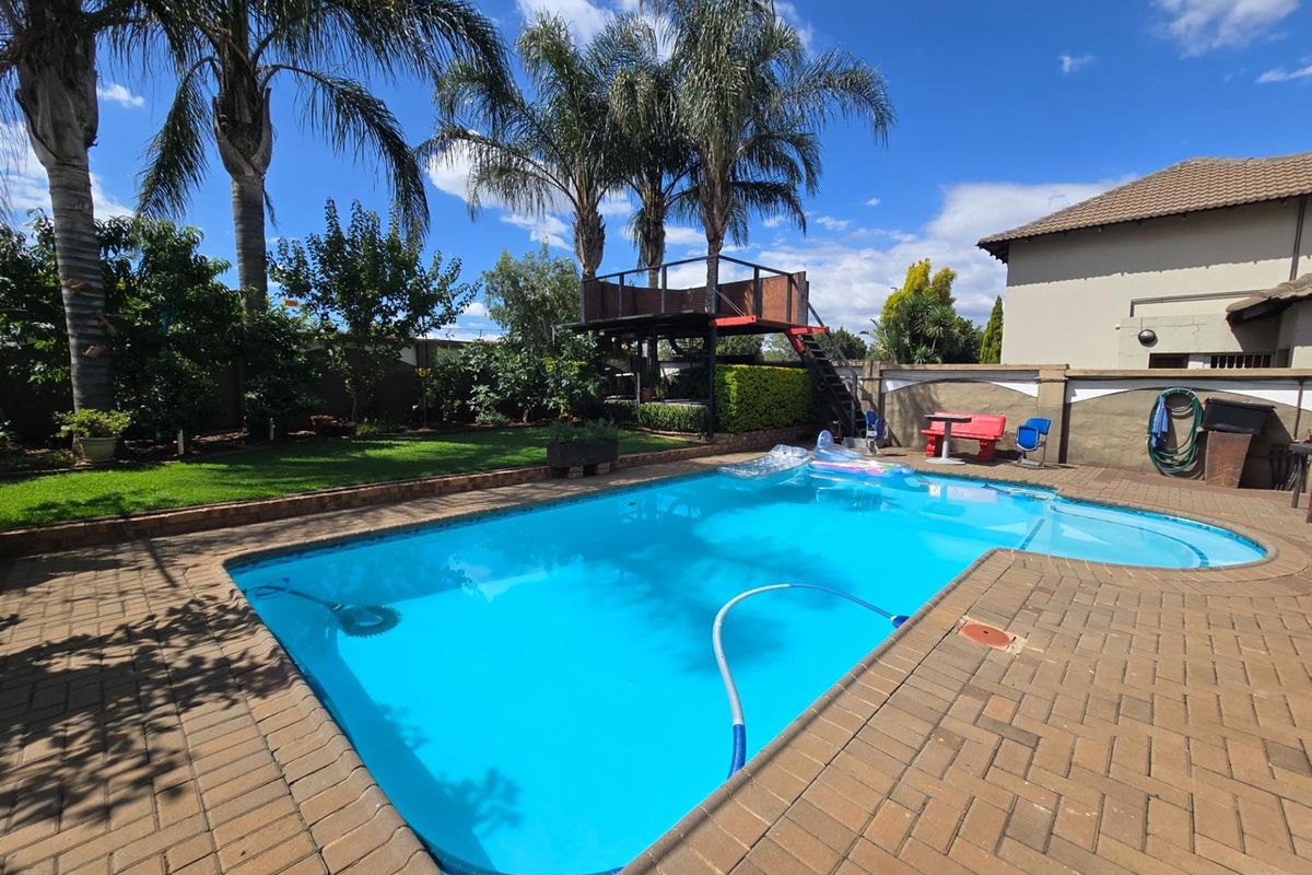 An Impressive Freestanding Residence Offering Refined Living, Poolside Luxury and Energy Efficiency - Photo 5