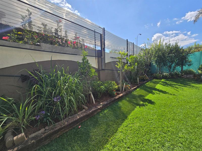 An Impressive Freestanding Residence Offering Refined Living, Poolside Luxury and Energy Efficiency - Photo 8