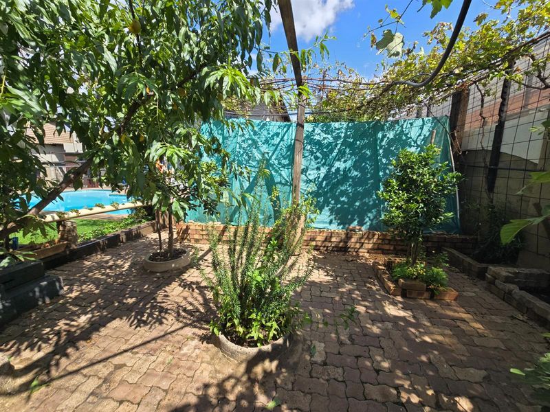 An Impressive Freestanding Residence Offering Refined Living, Poolside Luxury and Energy Efficiency - Photo 7