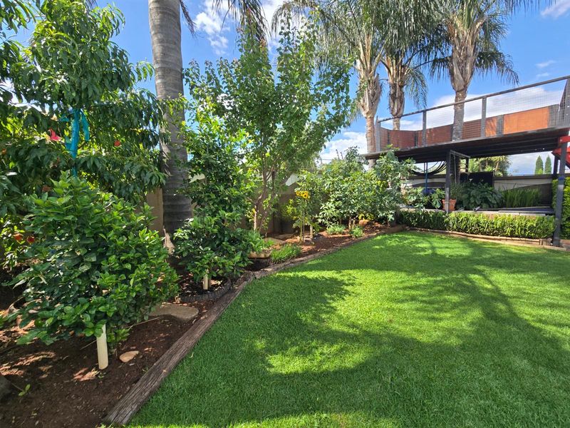 An Impressive Freestanding Residence Offering Refined Living, Poolside Luxury and Energy Efficiency - Photo 6