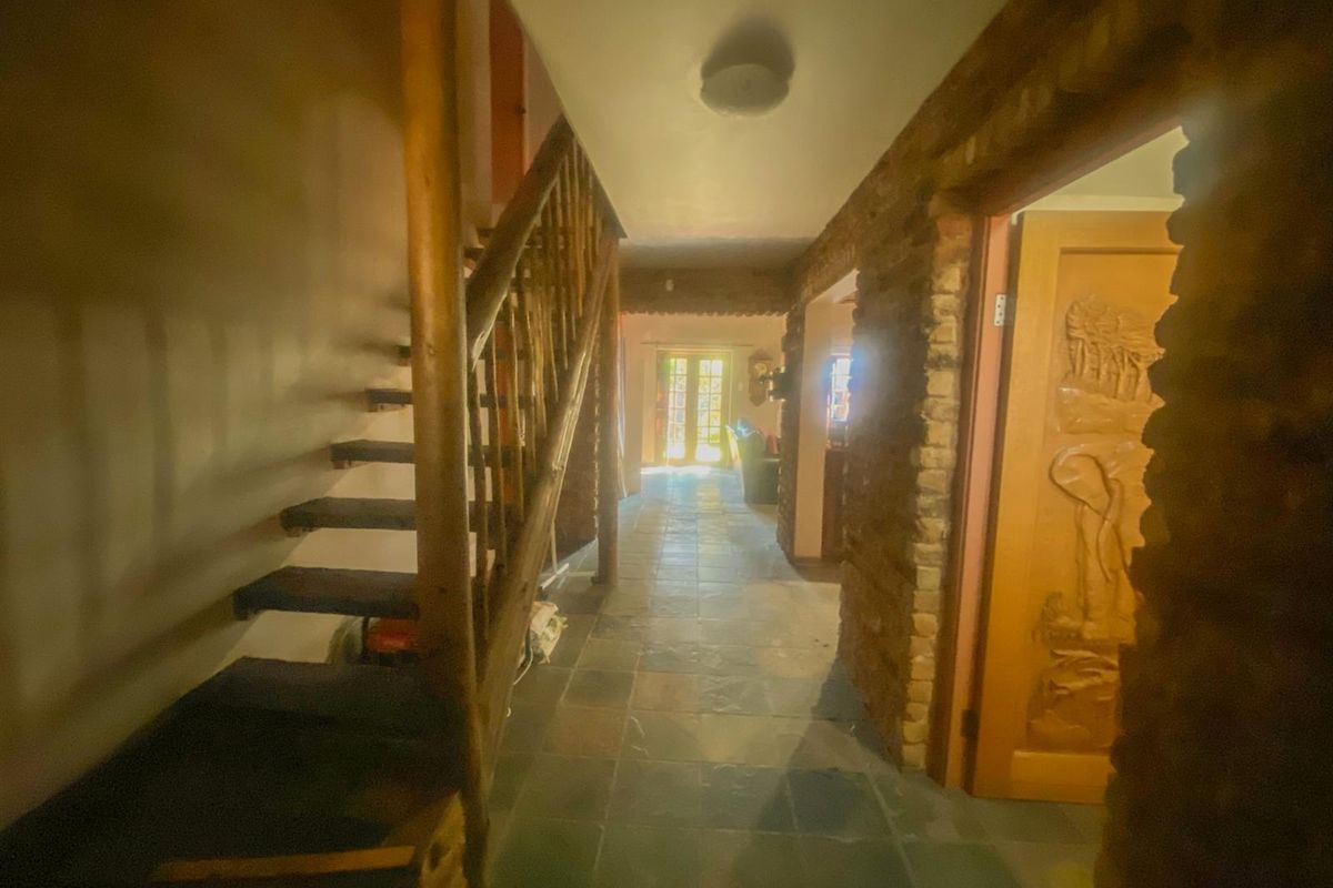 Charming Thatch Roof Family Home in the Heart of Moreletapark - Photo 3