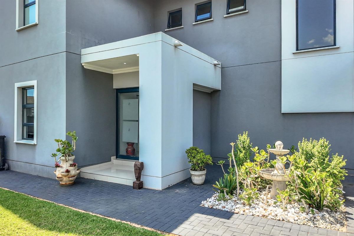 Ultra Modern Family Haven with Solar Power, Pool and Exceptional Style in Hartbeespoort - Photo 2