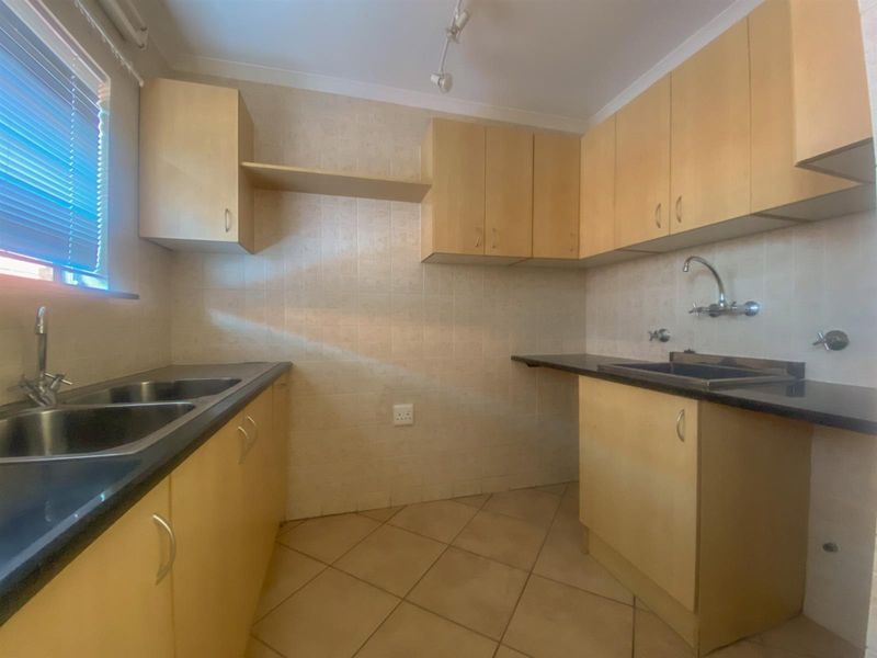 Spacious Wheelchair-Friendly Retirement Home with Excellent Amenities - Photo 8