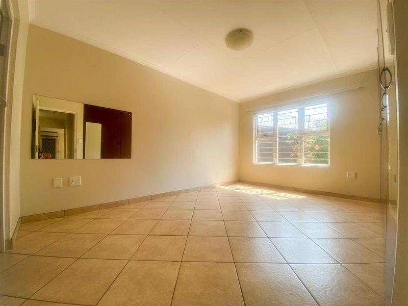 Spacious Wheelchair-Friendly Retirement Home with Excellent Amenities - Photo 10