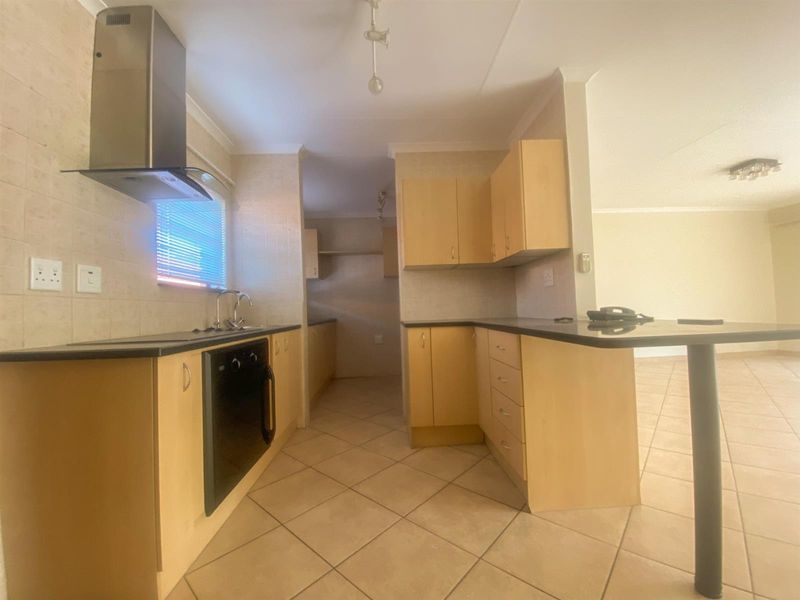 Spacious Wheelchair-Friendly Retirement Home with Excellent Amenities - Photo 6