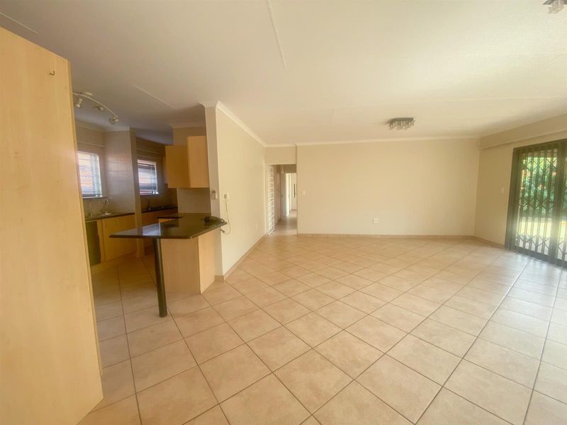 Spacious Wheelchair-Friendly Retirement Home with Excellent Amenities - Photo 3