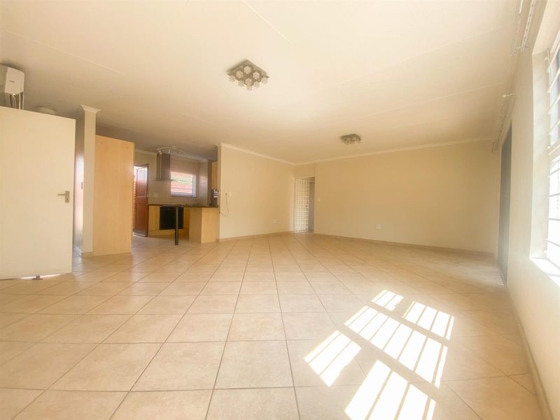 Spacious Wheelchair-Friendly Retirement Home with Excellent Amenities - Photo 5