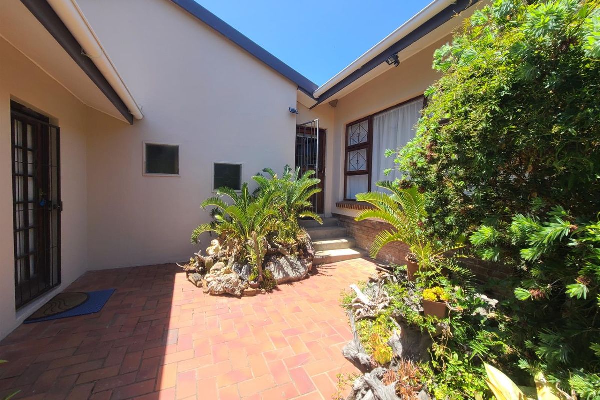 Lushes garden with flatlet income generator in Kareedouw - Photo 5