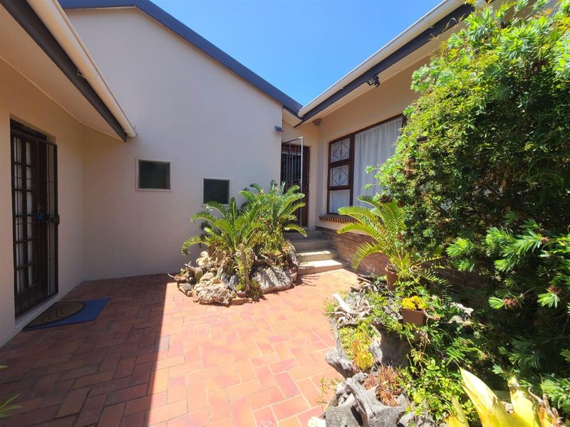 Lushes garden with flatlet income generator in Kareedouw - Photo 5