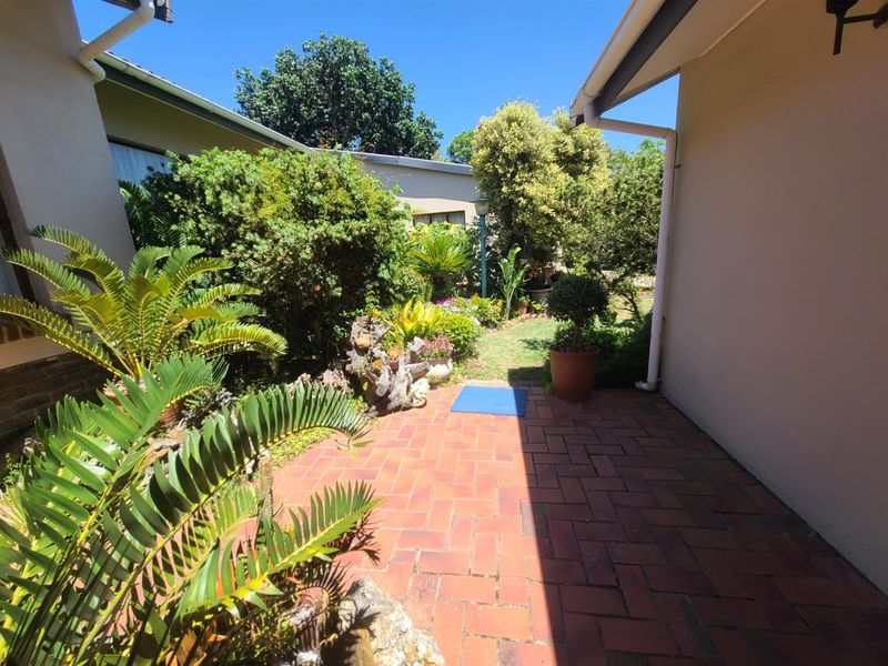 Lushes garden with flatlet income generator in Kareedouw - Photo 7