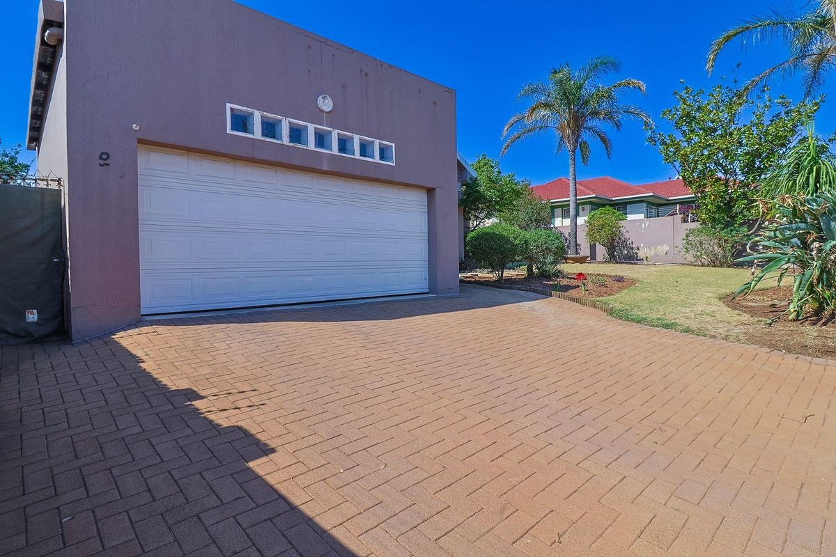 Spacious Home For Sale in Linmeyer! - Photo 2