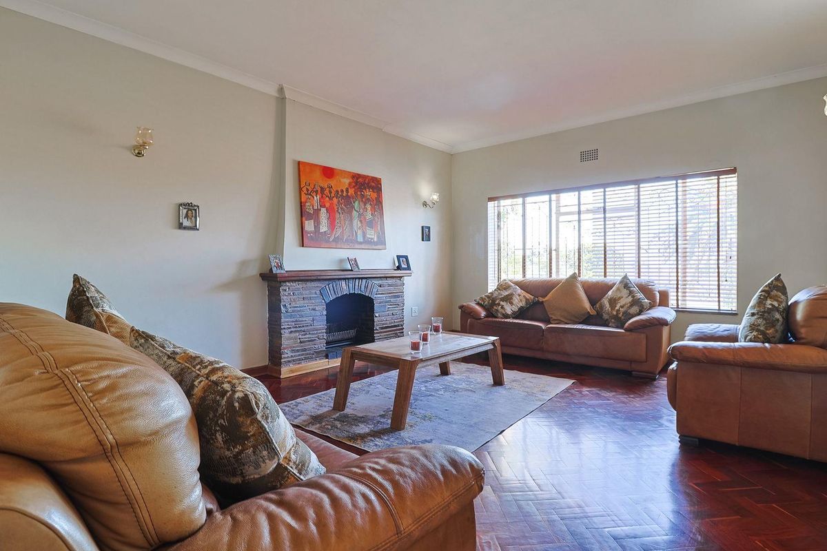 Spacious Home For Sale in Linmeyer! - Photo 4