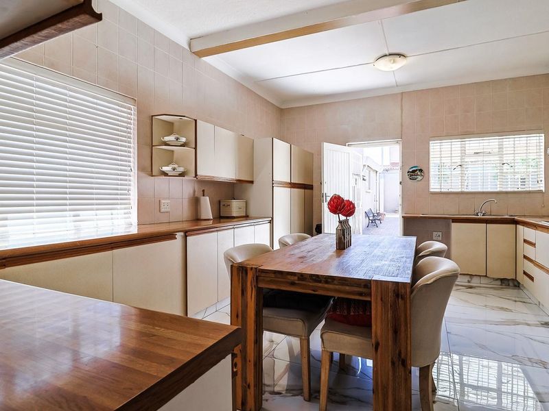 Spacious Home For Sale in Linmeyer! - Photo 8