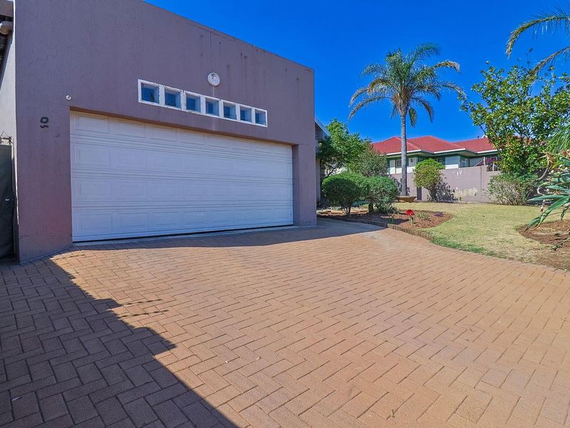 Spacious Home For Sale in Linmeyer! - Photo 2