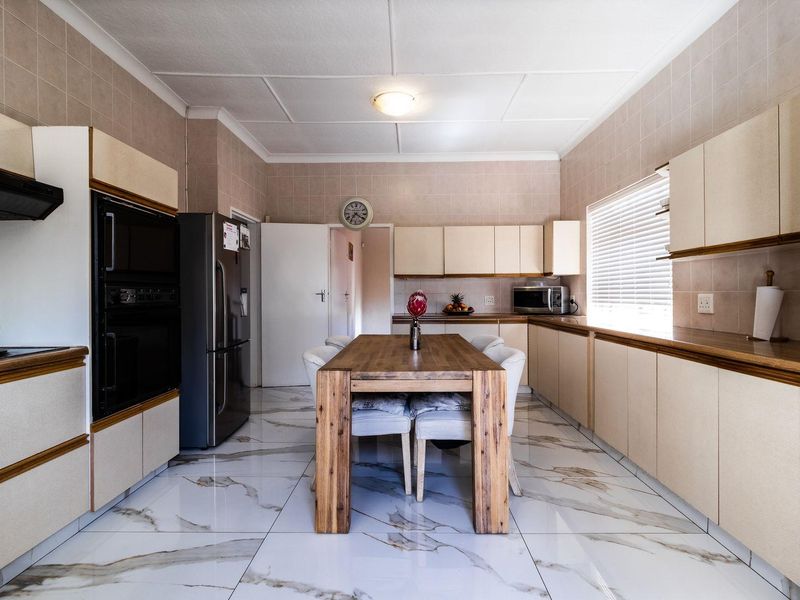 Spacious Home For Sale in Linmeyer! - Photo 10