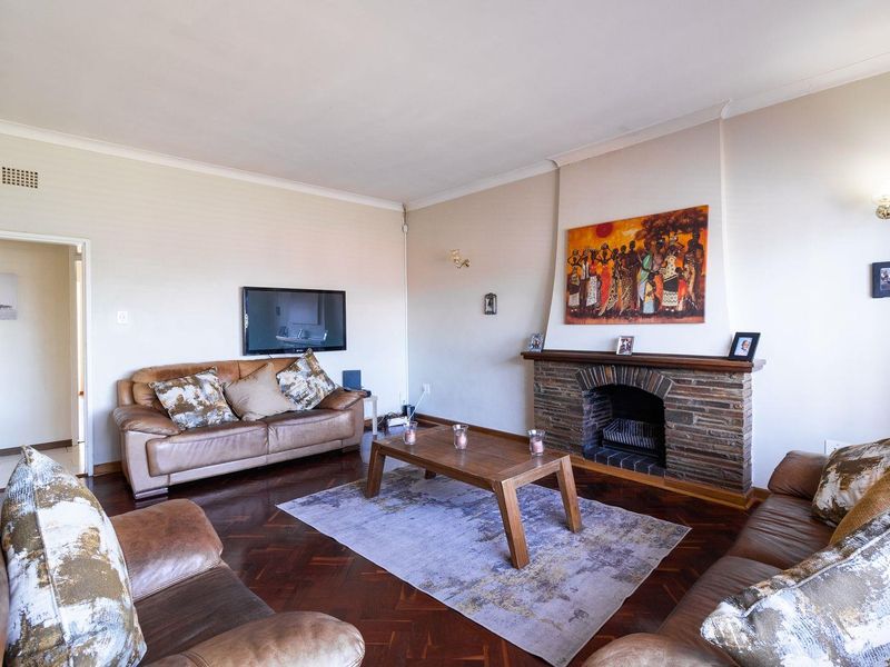 Spacious Home For Sale in Linmeyer! - Photo 5