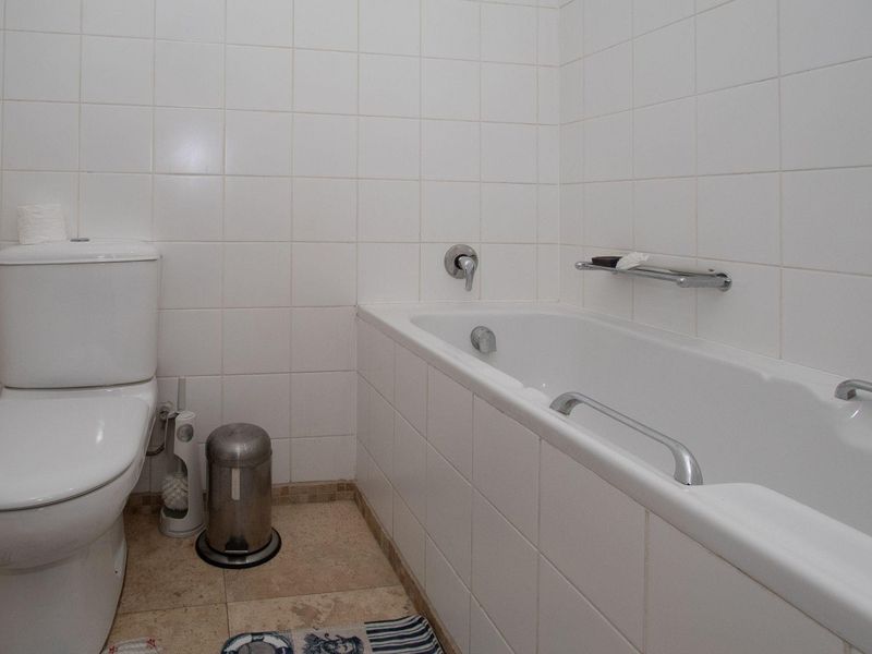 127sqm 2 Bedroom Apartment To Rent in Cape Town City Centre - Photo 10
