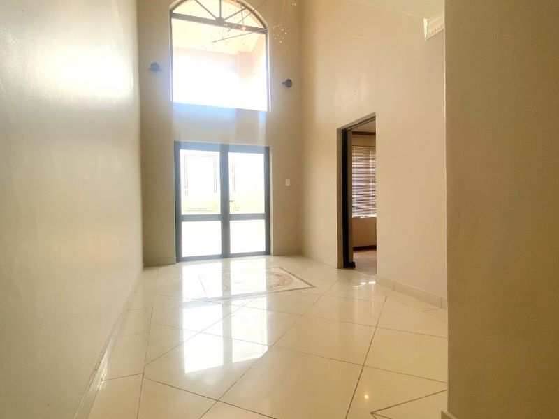 Exquisite Family Retreat with Luxury Finishes and Entertainer's Dream Patio - Photo 3