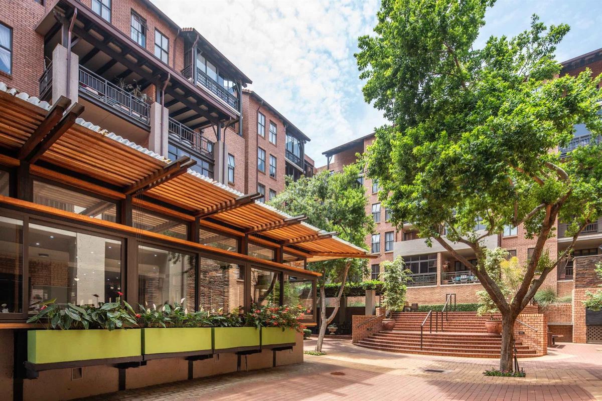 Elegant Second-Floor Retirement Unit in Kingswood Village - Photo 2