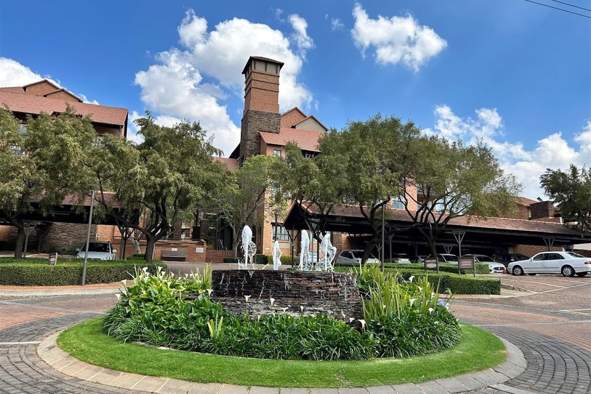 Elegant Second-Floor Retirement Unit in Kingswood Village - Photo 3