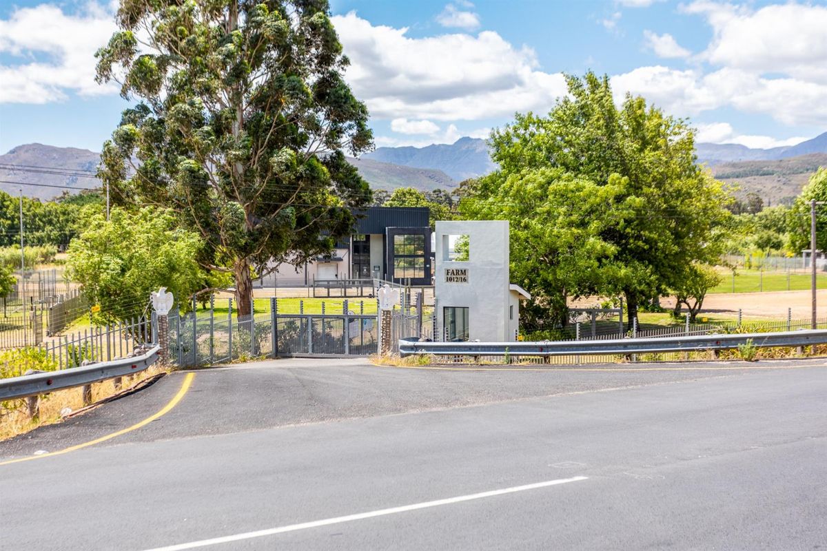 Exceptional Riverside Farm in the Prestigious Franschhoek Valley - Photo 2