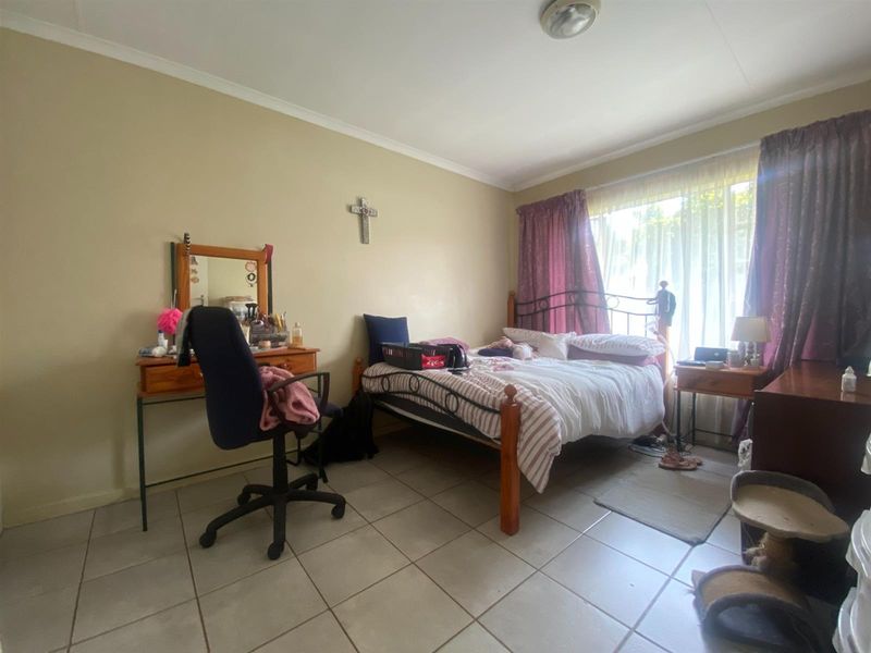 Neat Townhouse in a Secure Complex Next to Bishops Bird Park - Photo 8