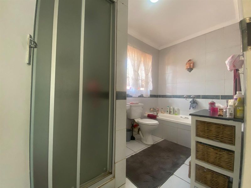 Neat Townhouse in a Secure Complex Next to Bishops Bird Park - Photo 10