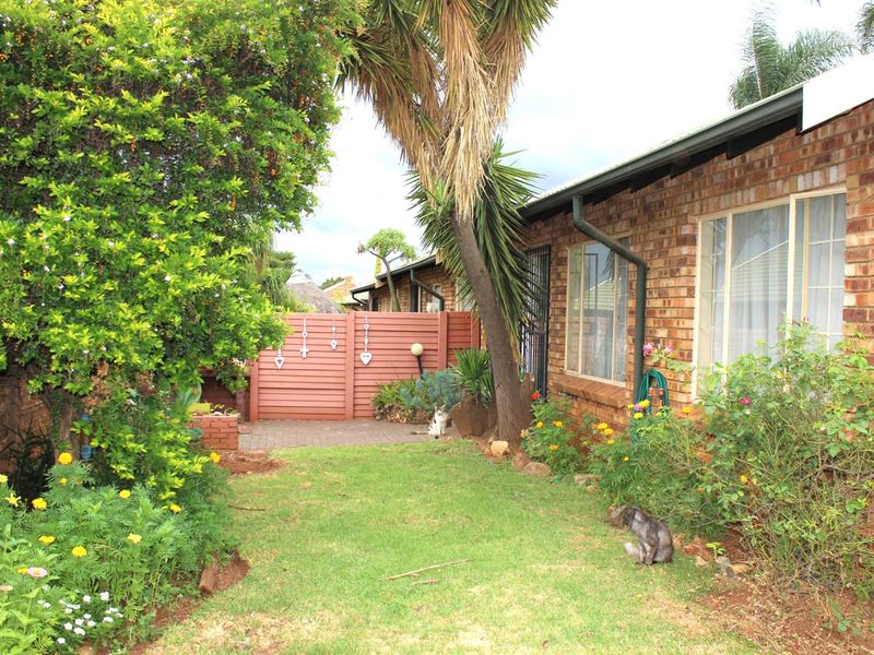 Neat Townhouse in a Secure Complex Next to Bishops Bird Park - Photo 2