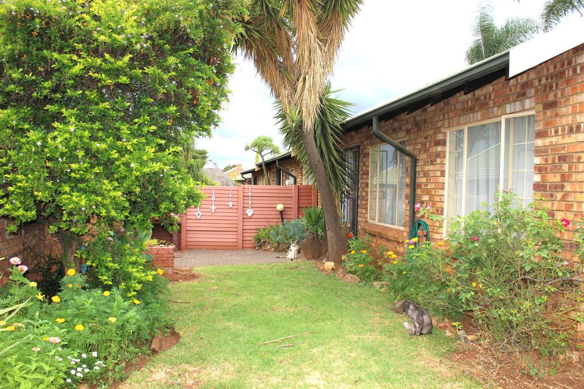 Neat Townhouse in a Secure Complex Next to Bishops Bird Park - Photo 2