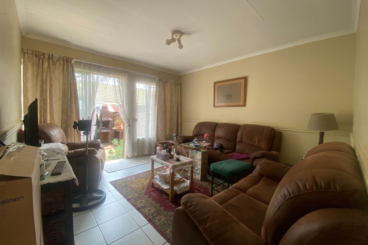 Neat Townhouse in a Secure Complex Next to Bishops Bird Park - Photo 5