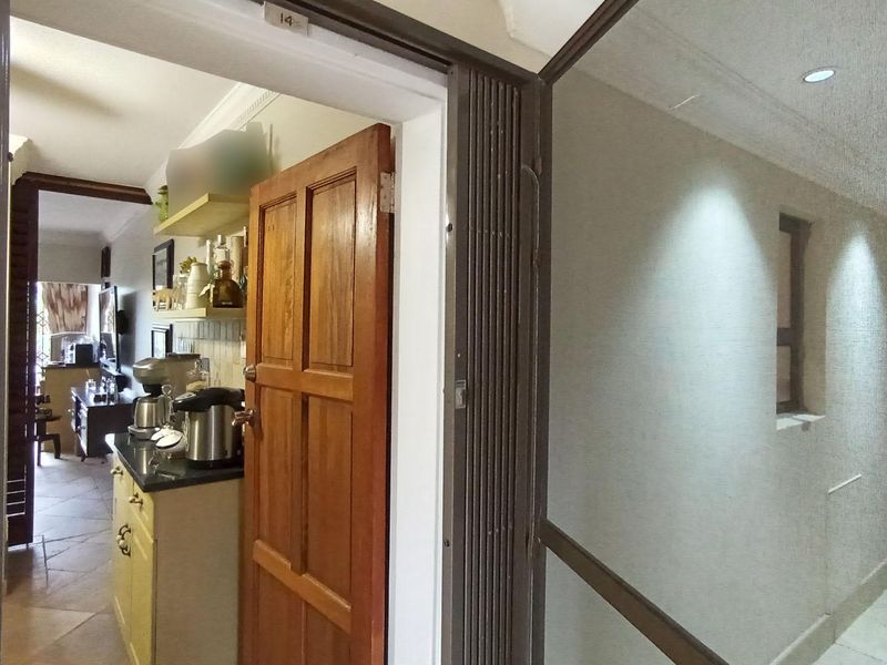 Front-Line Apartment on Marine Drive, Umhlanga - Photo 2