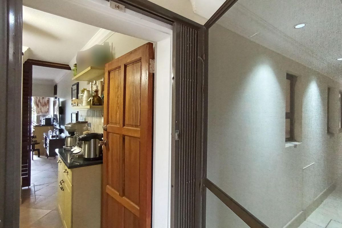 Front-Line Apartment on Marine Drive, Umhlanga - Photo 2