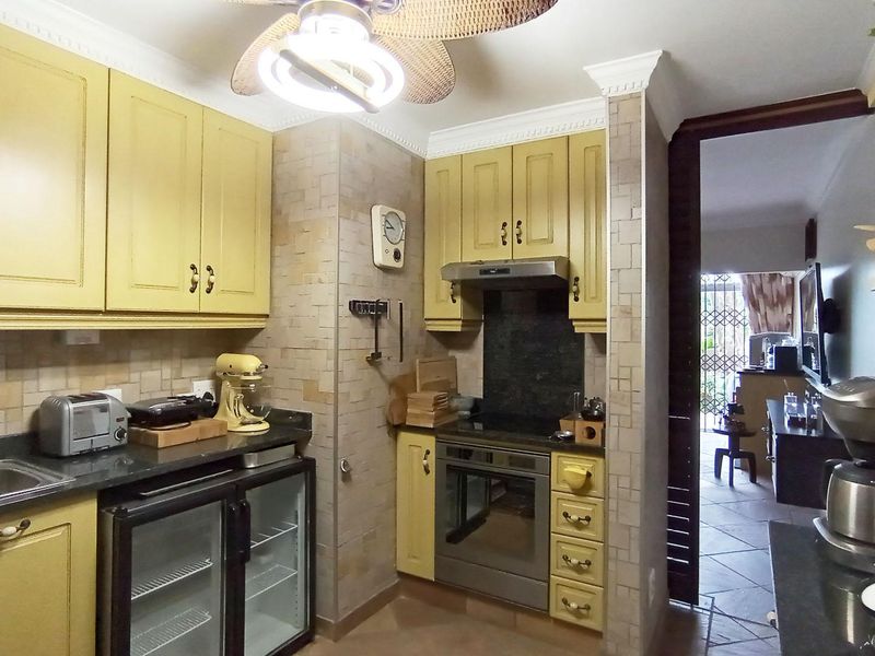 Front-Line Apartment on Marine Drive, Umhlanga - Photo 3