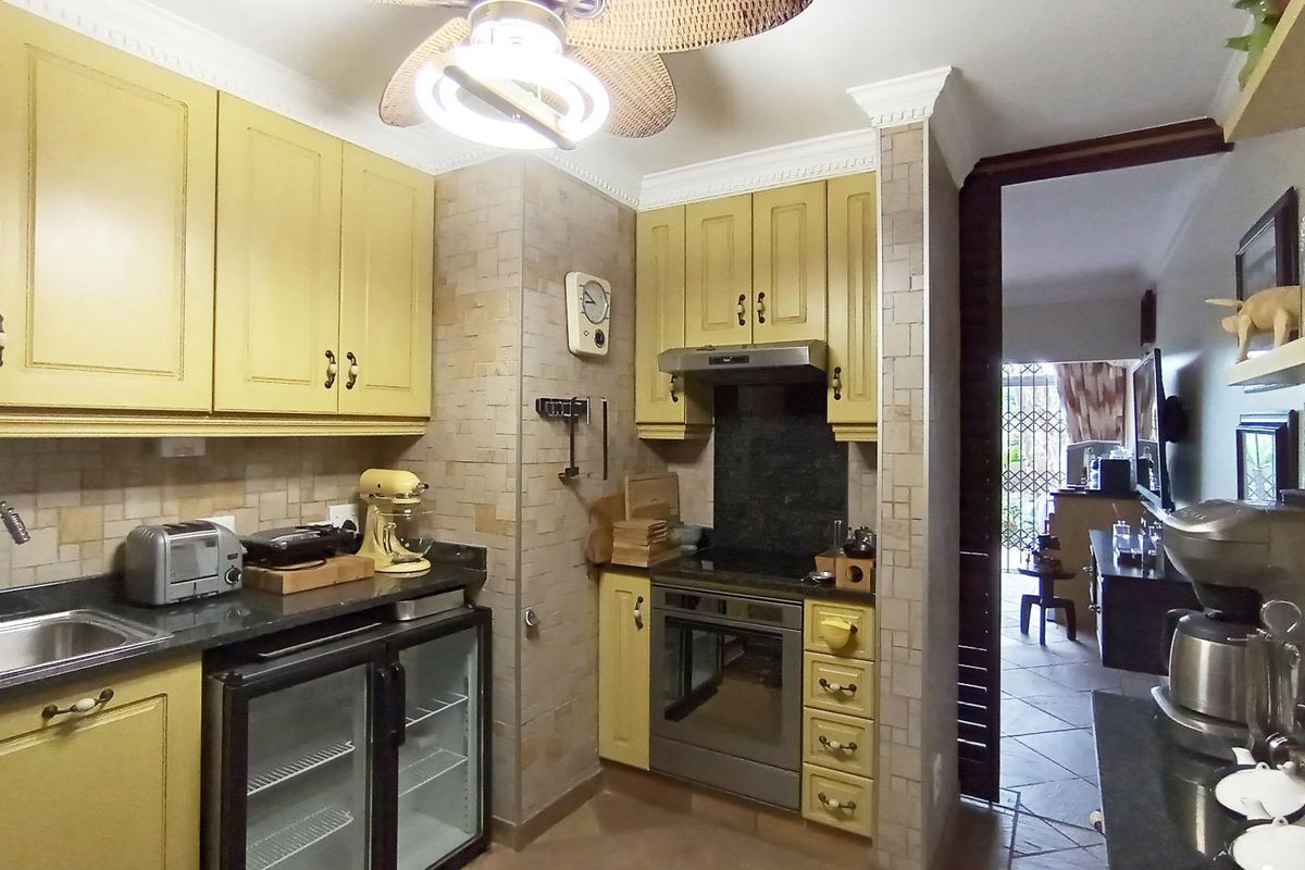 Front-Line Apartment on Marine Drive, Umhlanga - Photo 3