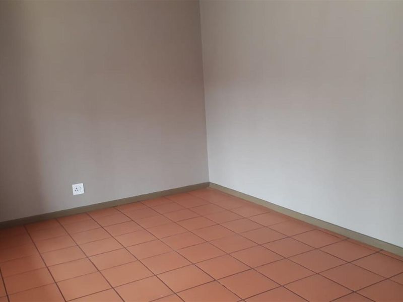 Clean, quiet and secure Duplex in a well-maintained complex - Photo 8