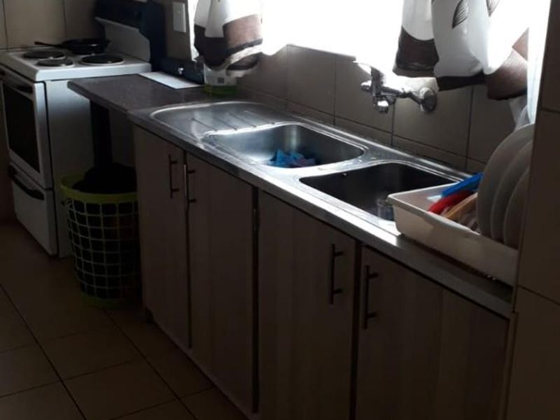 Clean, quiet and secure Duplex in a well-maintained complex - Photo 4