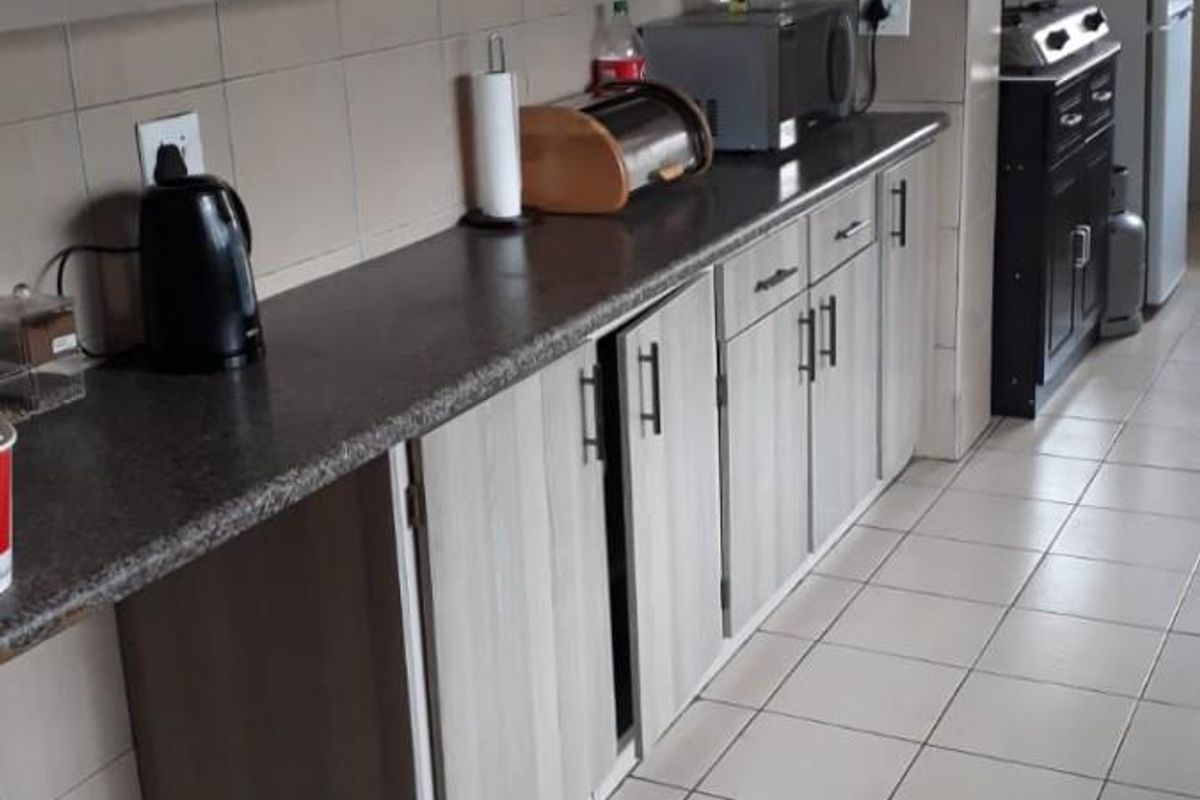 Clean, quiet and secure Duplex in a well-maintained complex - Photo 3