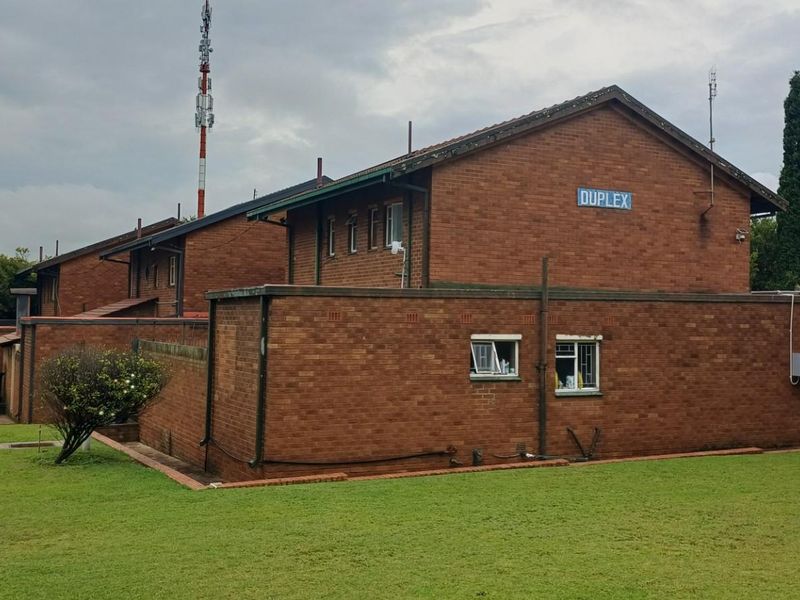 Clean, quiet and secure Duplex in a well-maintained complex - Photo 2