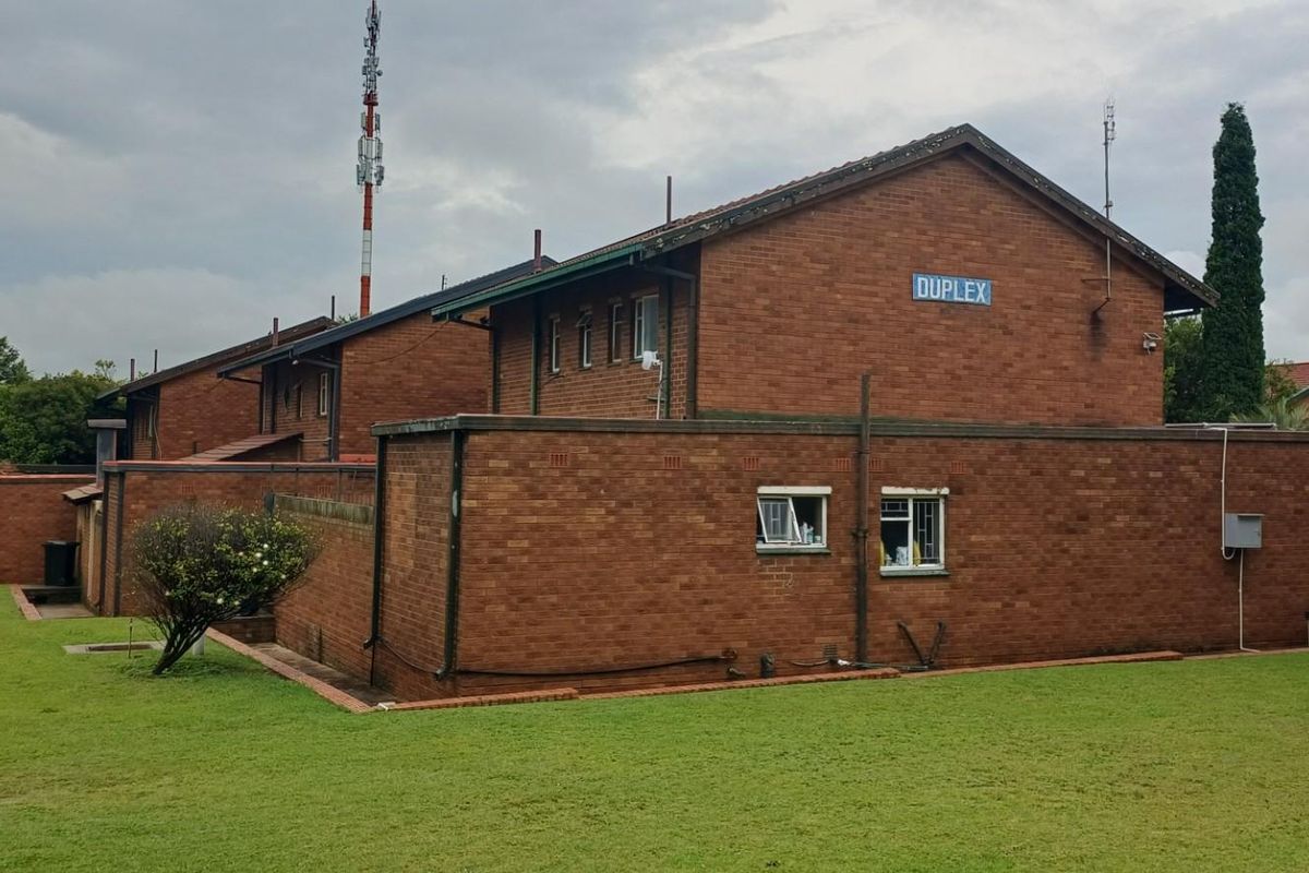 Clean, quiet and secure Duplex in a well-maintained complex - Photo 2