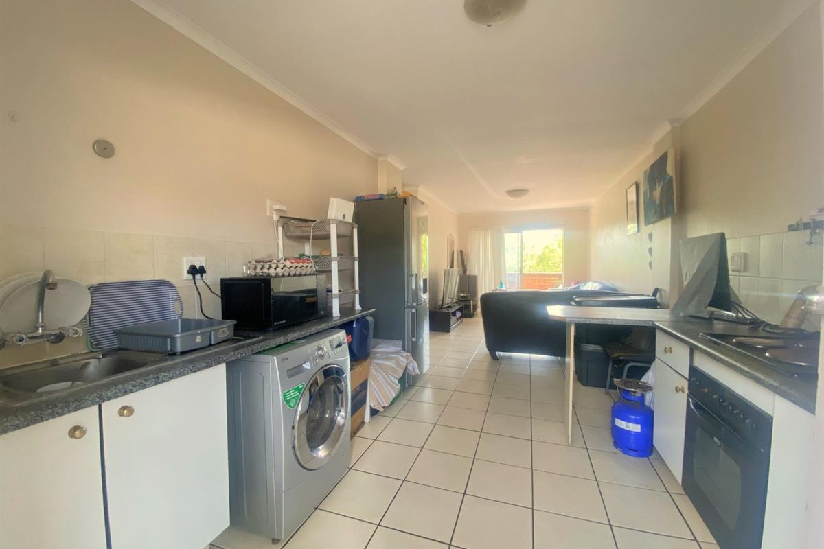 Cozy First-Floor Apartment in Secure Complex. - Photo 2