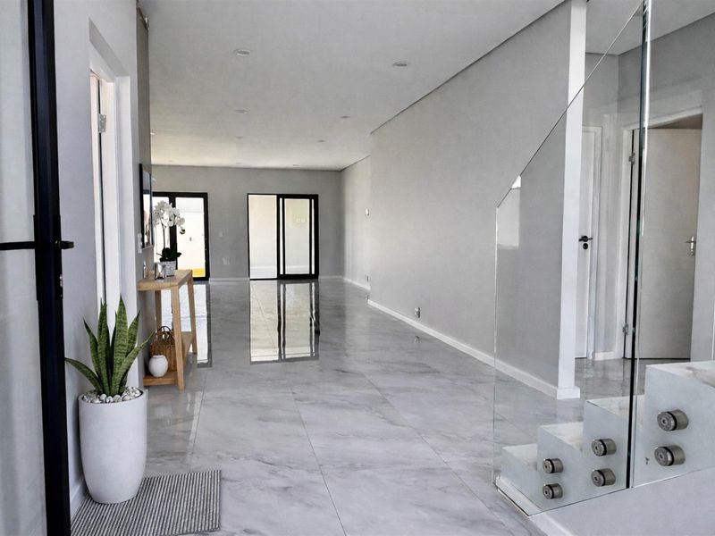 Luxury Home for sale in the ever popular Sandown in Bloubergstrand Cape Town - Photo 3