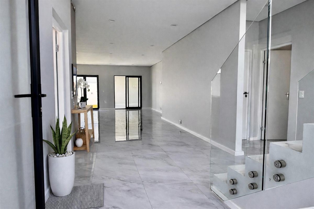 Luxury Home for sale in the ever popular Sandown in Bloubergstrand Cape Town - Photo 3