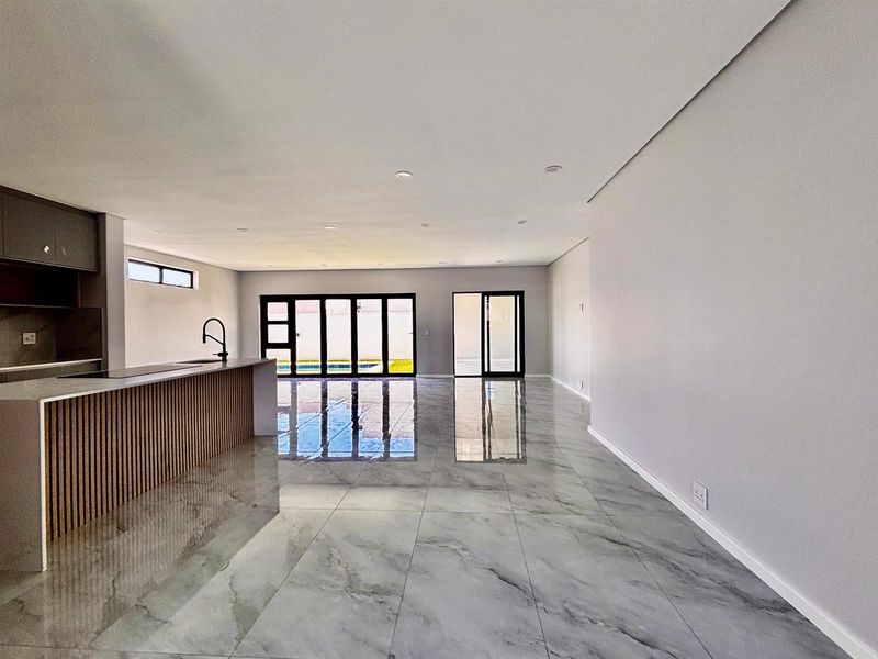 Luxury Home for sale in the ever popular Sandown in Bloubergstrand Cape Town - Photo 9