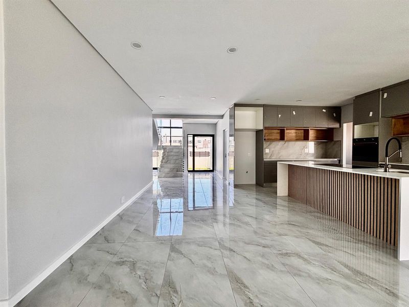 Luxury Home for sale in the ever popular Sandown in Bloubergstrand Cape Town - Photo 10