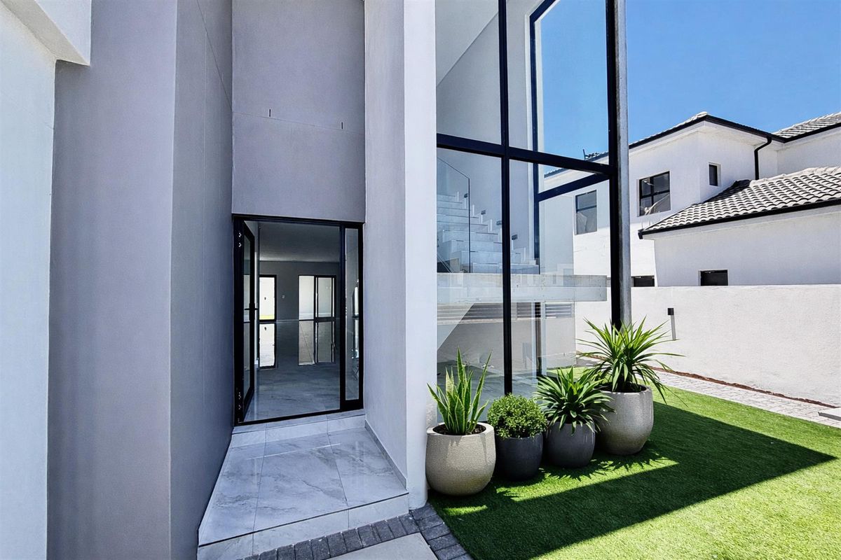 Luxury Home for sale in the ever popular Sandown in Bloubergstrand Cape Town - Photo 2