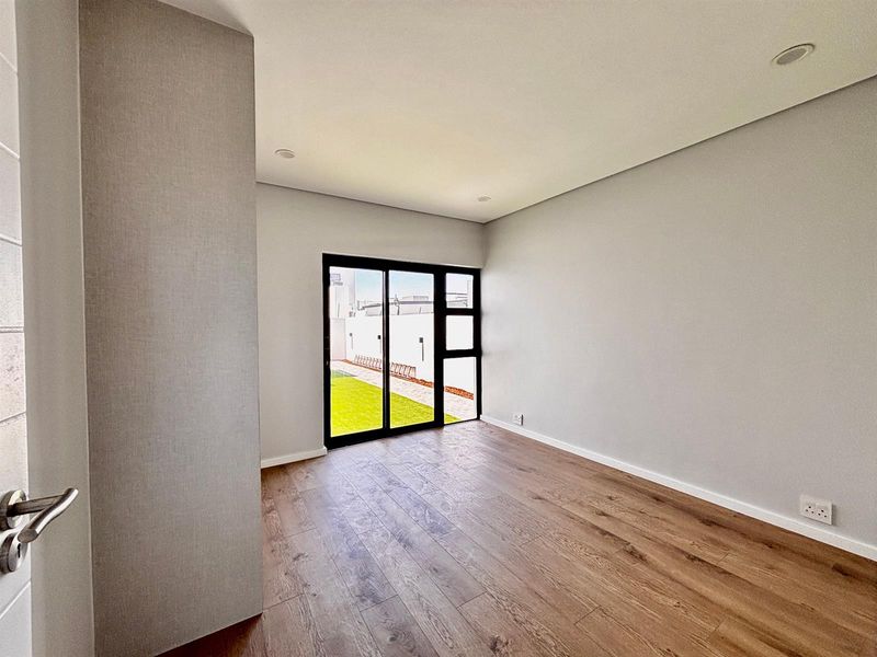 Luxury Home for sale in the ever popular Sandown in Bloubergstrand Cape Town - Photo 5