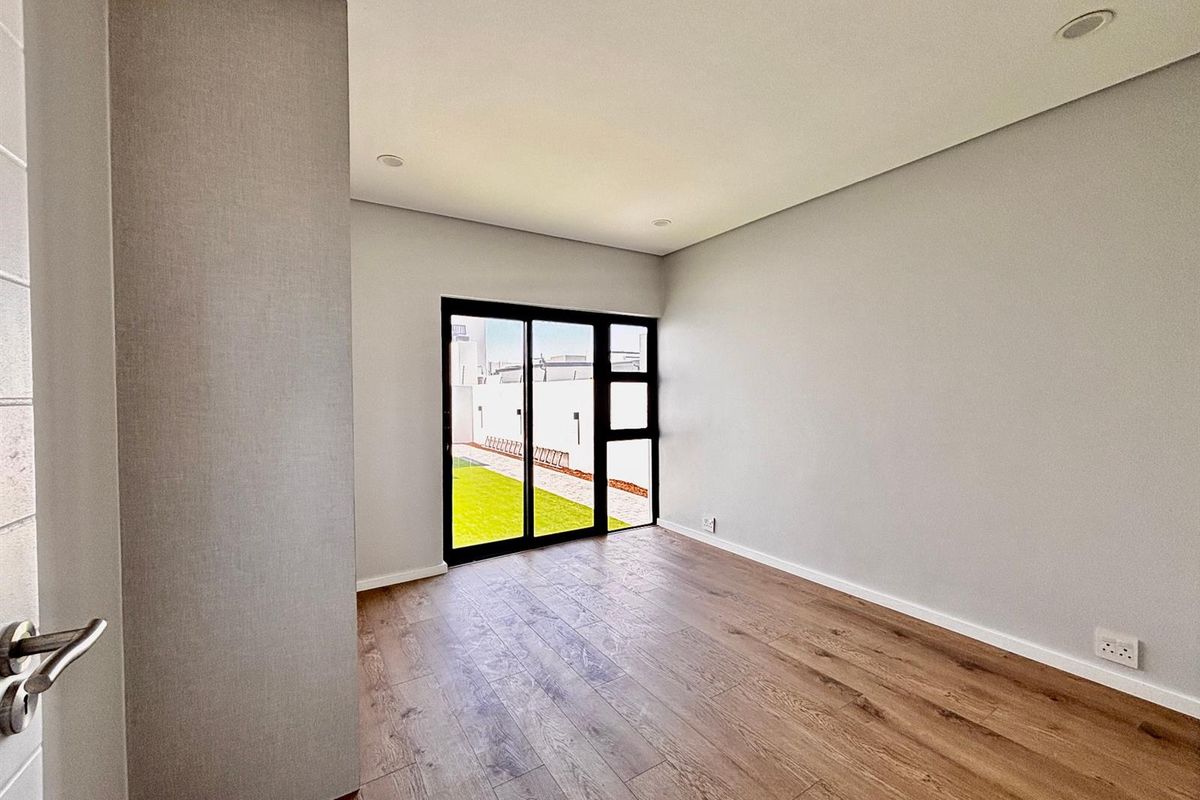 Luxury Home for sale in the ever popular Sandown in Bloubergstrand Cape Town - Photo 5